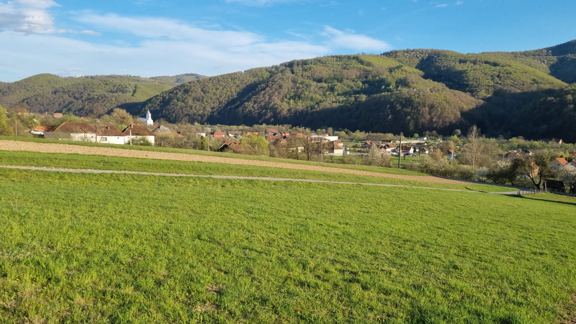 teren de vanzare Negreni Cluj panorama larga spre sat si dealuri