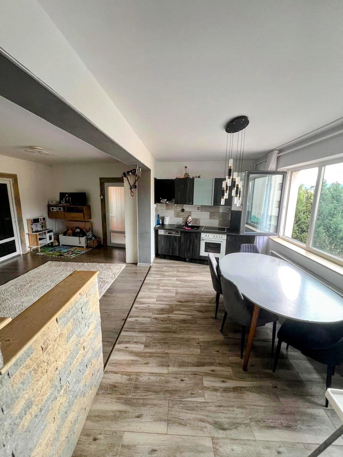 Apartament de vânzare Florești Cluj cu living spațios, parchet și acces către dormitoare în zona Terra